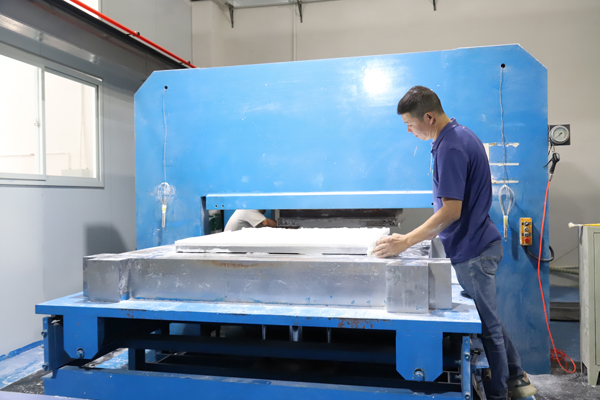 Molding machine